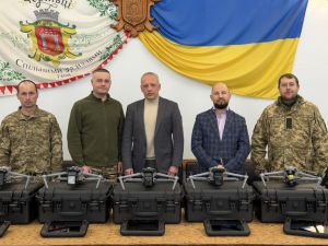 У Чернівцях передали війську нову партію квадрокоптерів та відзначили народження першої у році трійні 